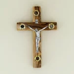 Wandkreuz mit Erde aus Bethlehem Olivenholz 16 cm