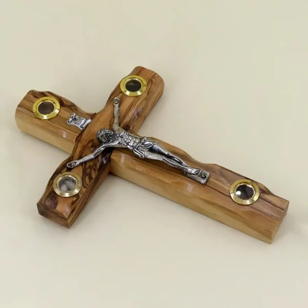 Wandkreuz mit Erde aus Bethlehem Olivenholz 16 cm