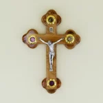 Wandkreuz mit Erde aus Bethlehem Olivenholz 18 cm