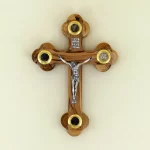 Wandkreuz mit Erde aus Bethlehem Olivenholz 14 cm