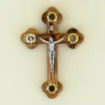Wandkreuz mit Erde aus Bethlehem Olivenholz 14 cm