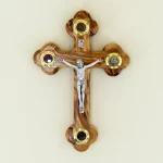 Wandkreuz mit Erde aus Bethlehem Olivenholz 14 cm