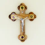 Wandkreuz mit Erde aus Bethlehem Olivenholz 18 cm