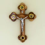 Wandkreuz mit Erde aus Bethlehem Olivenholz 18 cm