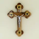 Wandkreuz mit Erde aus Bethlehem Olivenholz 18 cm