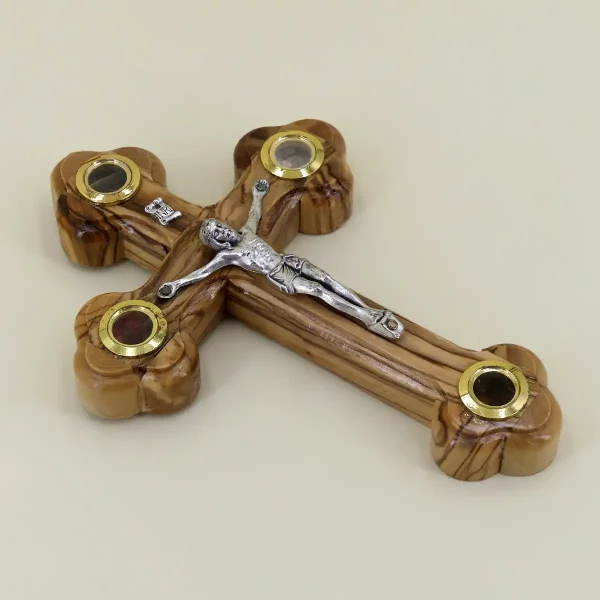 Wandkreuz mit Erde aus Bethlehem Olivenholz 14 cm