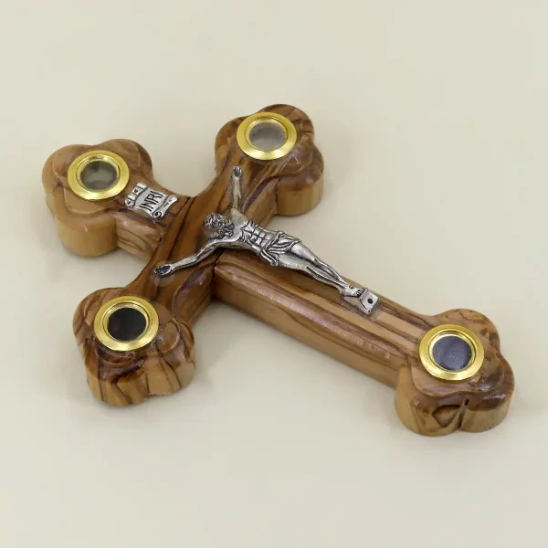 Wandkreuz mit Erde aus Bethlehem Olivenholz 14 cm