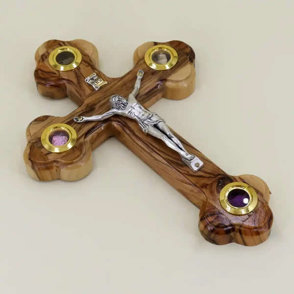 Wandkreuz mit Erde aus Bethlehem Olivenholz 18 cm