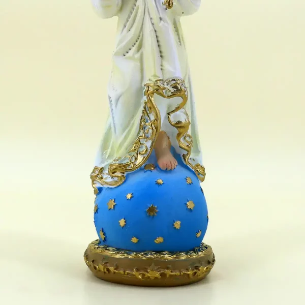 Heiliges Jesuskind auf Weltkugel 15 cm